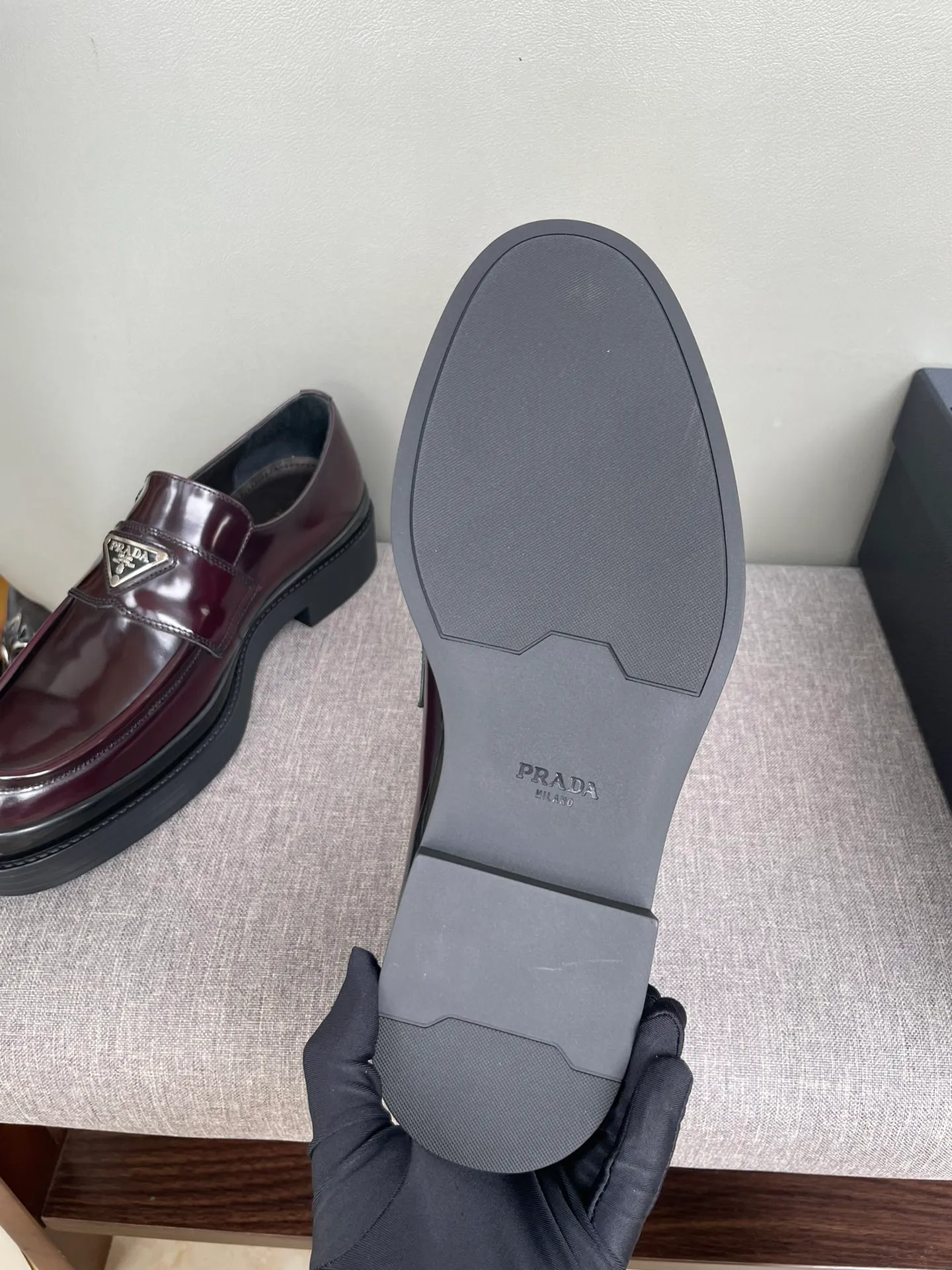 Men's shoes 💰860 💰Best recommendation✨PRADA Prada top purchasing quality imported upper with color-brushed edge beads carved toe design cowhide lining private molded TPU outsole non-slip, wear-resistant and elastic fashionable and versatile burgundy black blue 39-44 in stock (38, 45 customized for replacement, return and exchange)